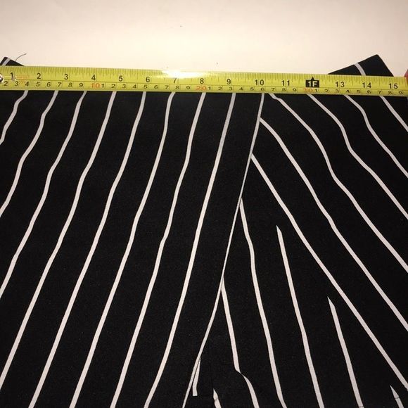 NWT LF black with stripes skort size M - Picture 8 of 9